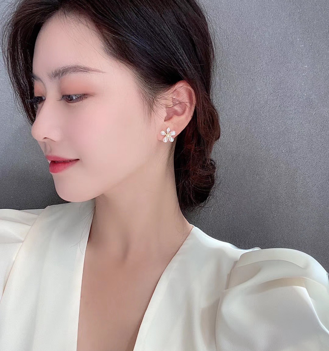 Super Fairy Little Flower Exquisite S925 Silver needle Daisy Stud Earrings, new Korean sweet pearl earrings, small fragrance style earrings, women's pomelo ears Application Scenario