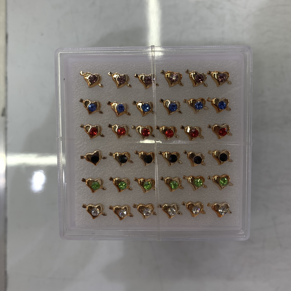 18 A pair of golden arrows pierced the heart of the conjoined ear studs thumbnail