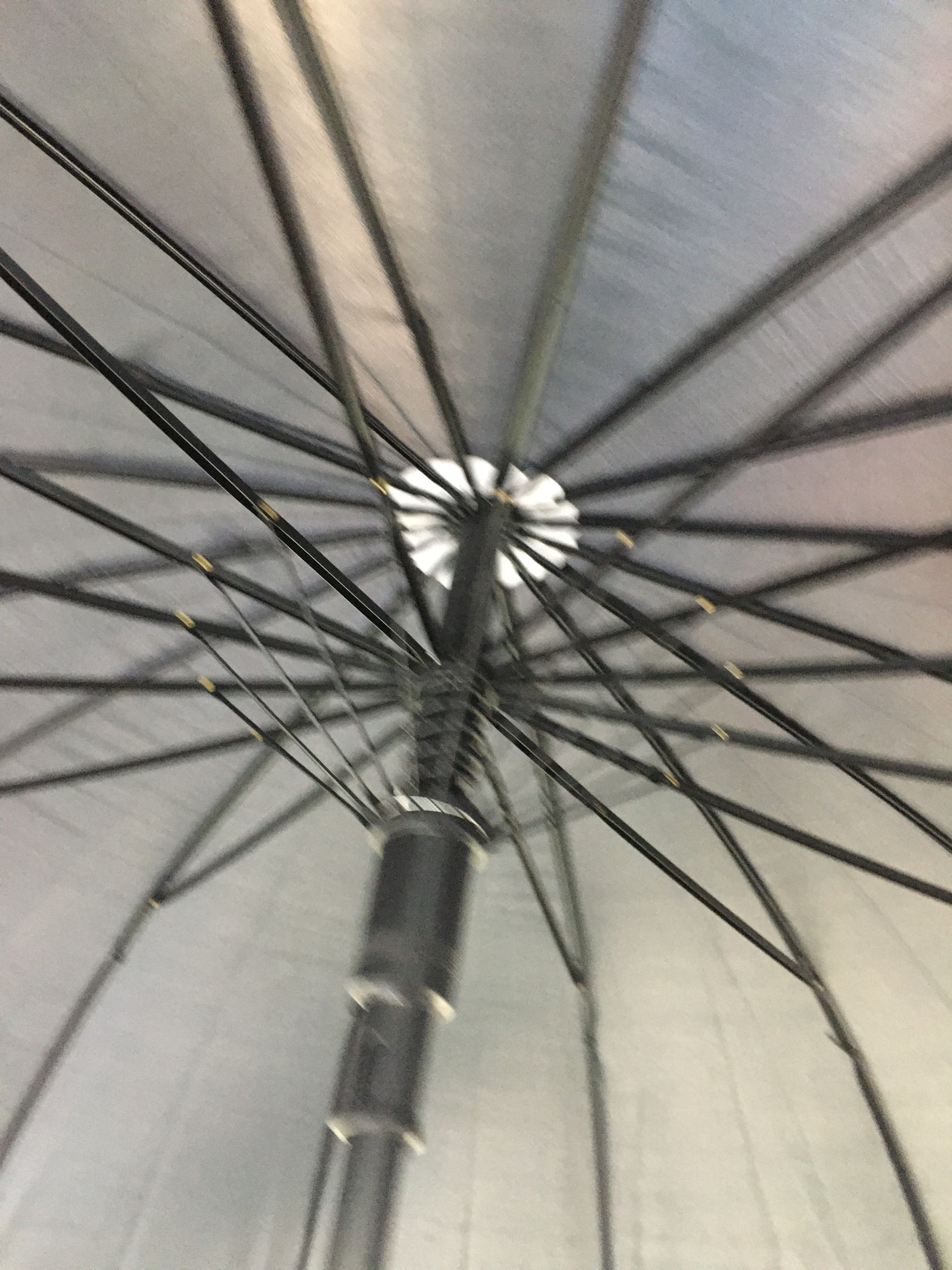 63Cm 16K Side Umbrella Iron Center Bar Wood Resistant Plastic Bend Handle Application Scenario