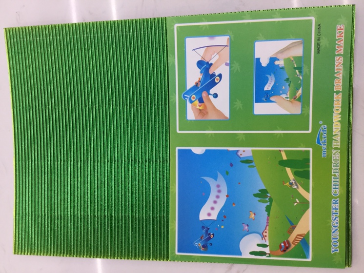 绿色金属瓦愣纸