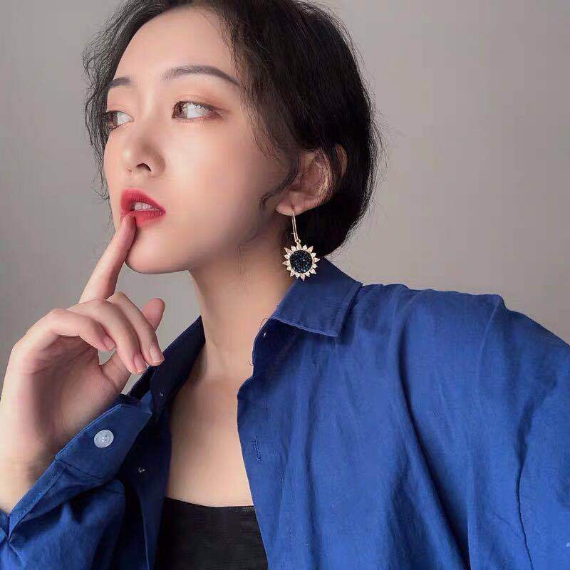 New trendy Korean Internet celebrity accessories: Large brooch sunflower simple earrings, unique and ethereal, goddess-like style earrings, pomelo ear Specification image