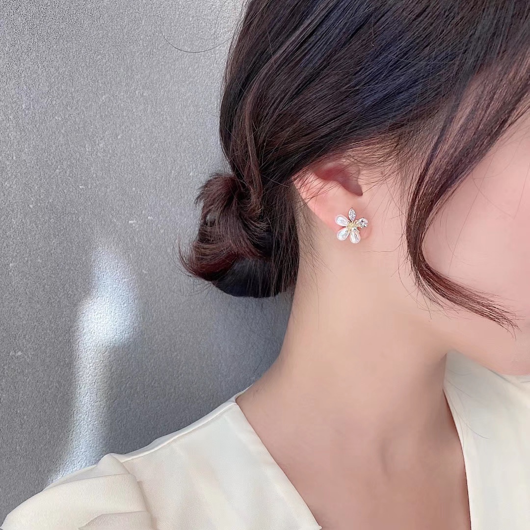 Super Fairy Little Flower Exquisite S925 Silver needle Daisy Stud Earrings, new Korean sweet pearl earrings, small fragrance style earrings, women's pomelo ears Specification image