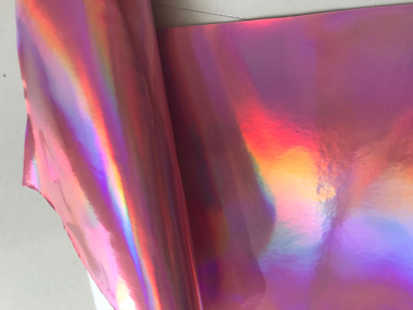 现货供应TPU镭射革镜面合成革，用于饰品，箱包，鞋材，包装等详情图1