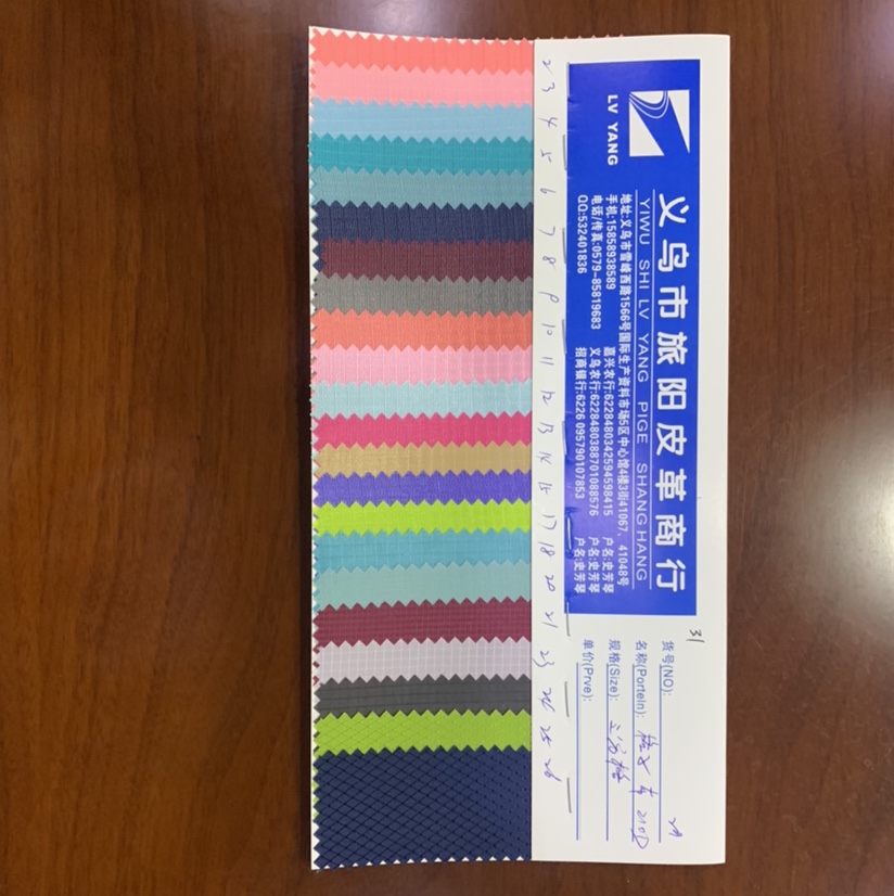 Factory direct sales of the best-selling new 210D three-section checkered fabric. Large stock of high, medium and low-end luggage, sofa, shoe materials and fabric in 24 # color