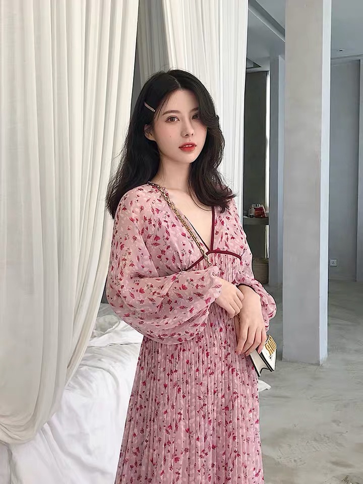 A high-waisted dress with a cool and mature, retro and light mature floral pattern