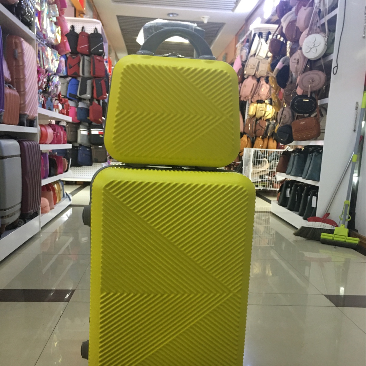 旅行箱多功能图