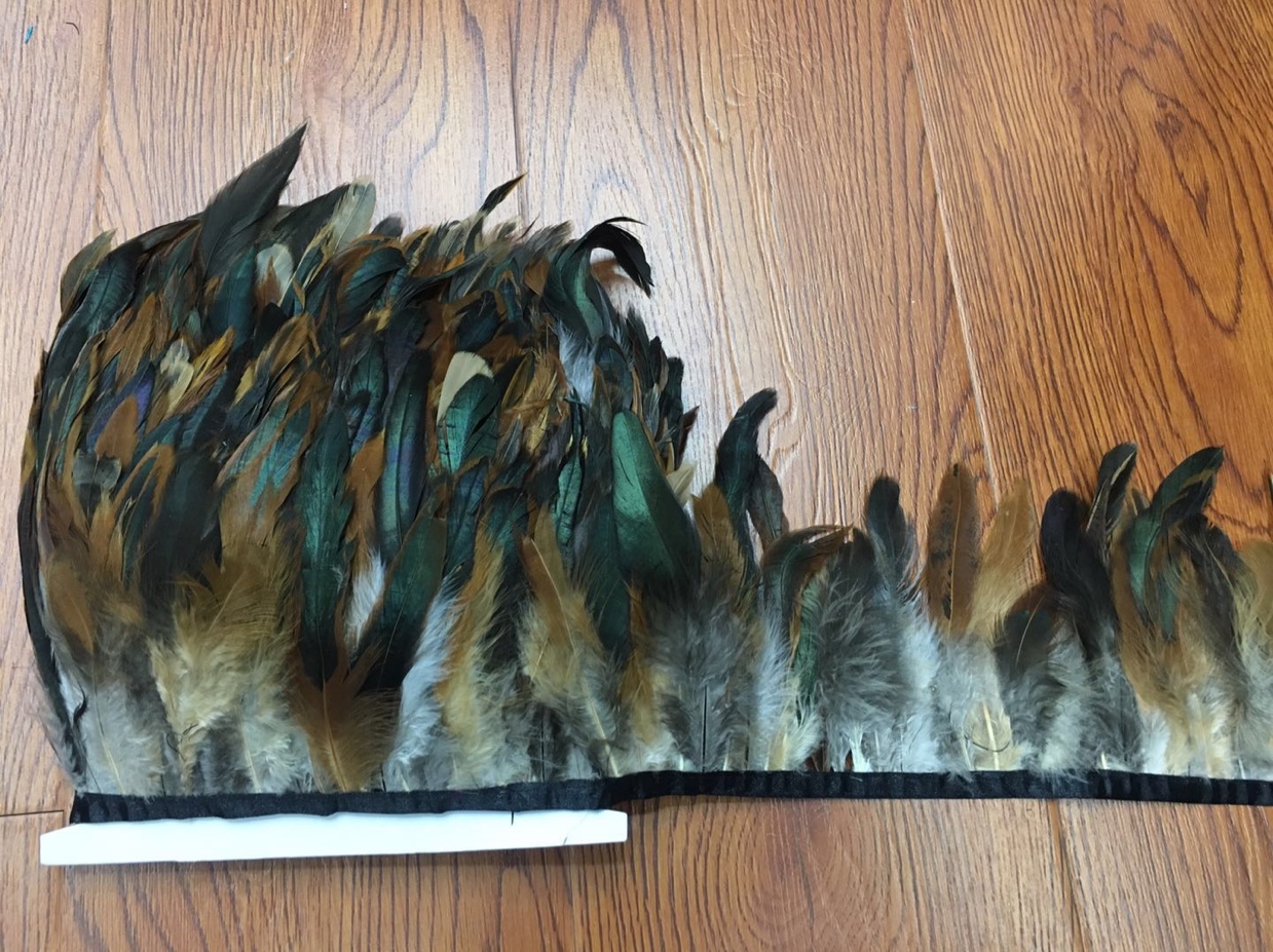 自然色咏毛花边彩色款，羽毛长度10一15cm，4.5元一米，10米一包，有1400支羽毛，有14个颜色现货，任你选择。