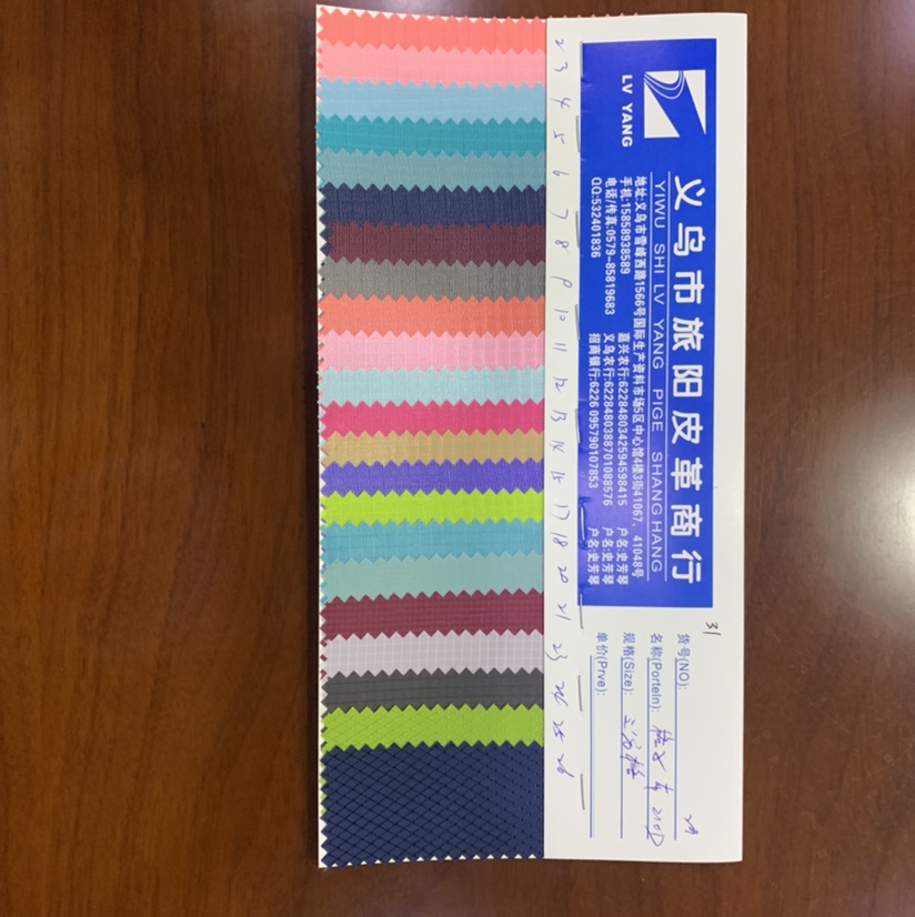 Factory direct sales of the best-selling new 210D three-section checkered fabric. Large stock of high, medium and low-end luggage, sofa, shoe materials and fabric in No. 18 color