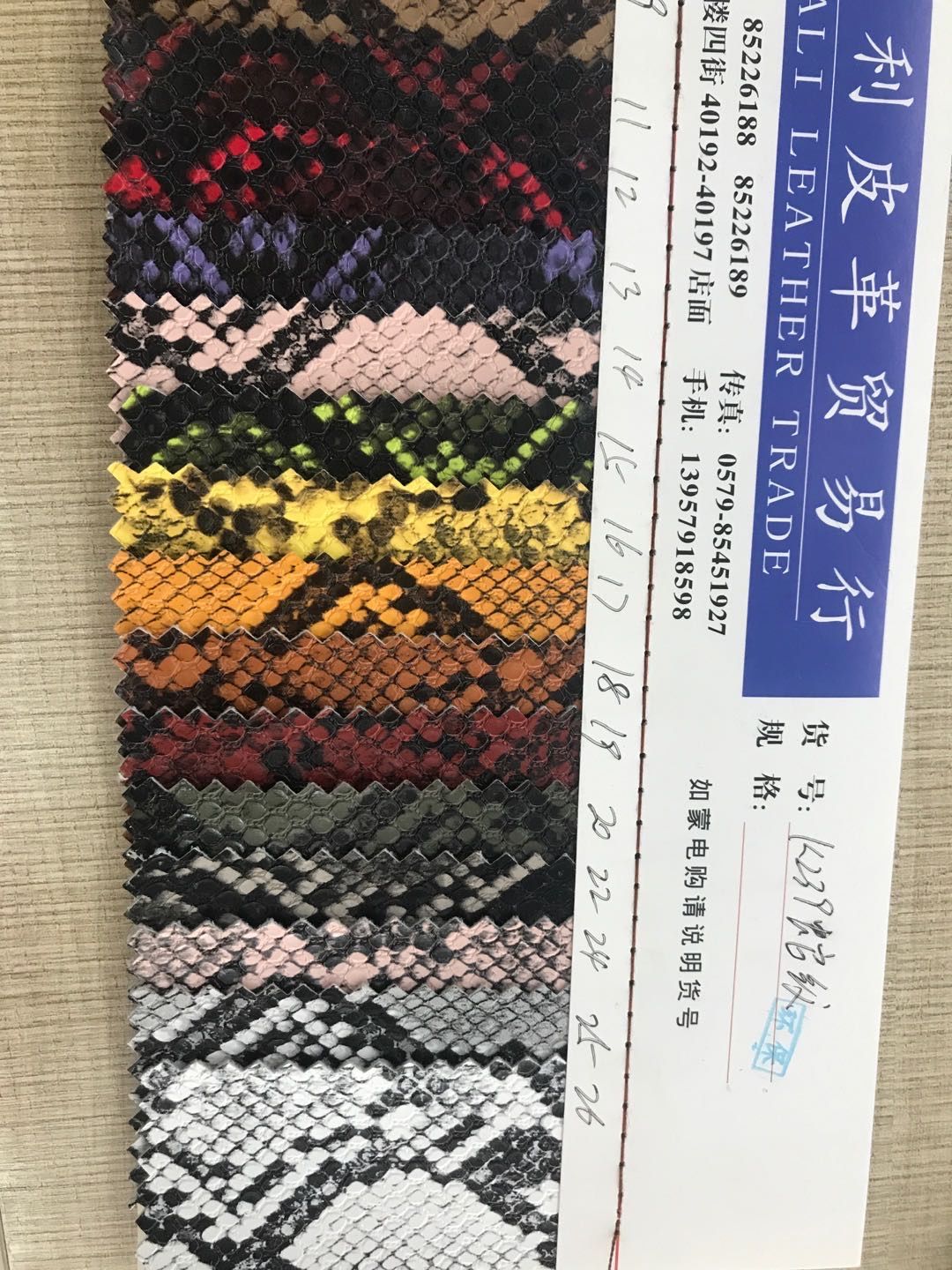 厂家直销热销PU现货高中低档箱包沙发鞋材面料K239蛇纹详情图3