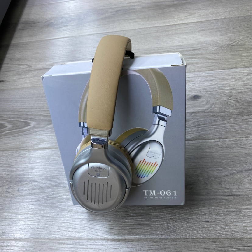 061 Headphones details Picture