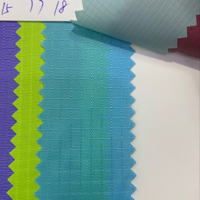 Factory direct sales of the best-selling new 210D three-section checkered fabric. Large stock of high, medium and low-end luggage, sofa, shoe materials and fabric in No. 18 color details Picture