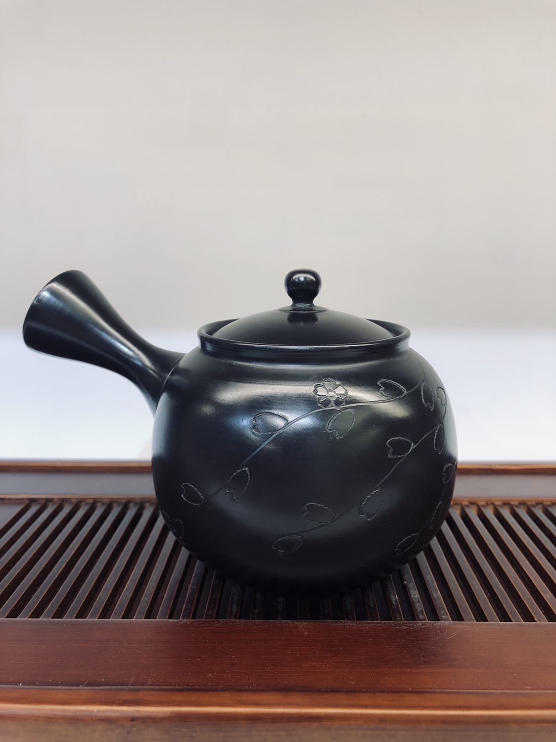 茶壶 常滑烧前辈 宗弘造 常滑烧已故名家梅原宗平作品【黑泥千羽拭雕刻樱花横手急須壶】详情图6