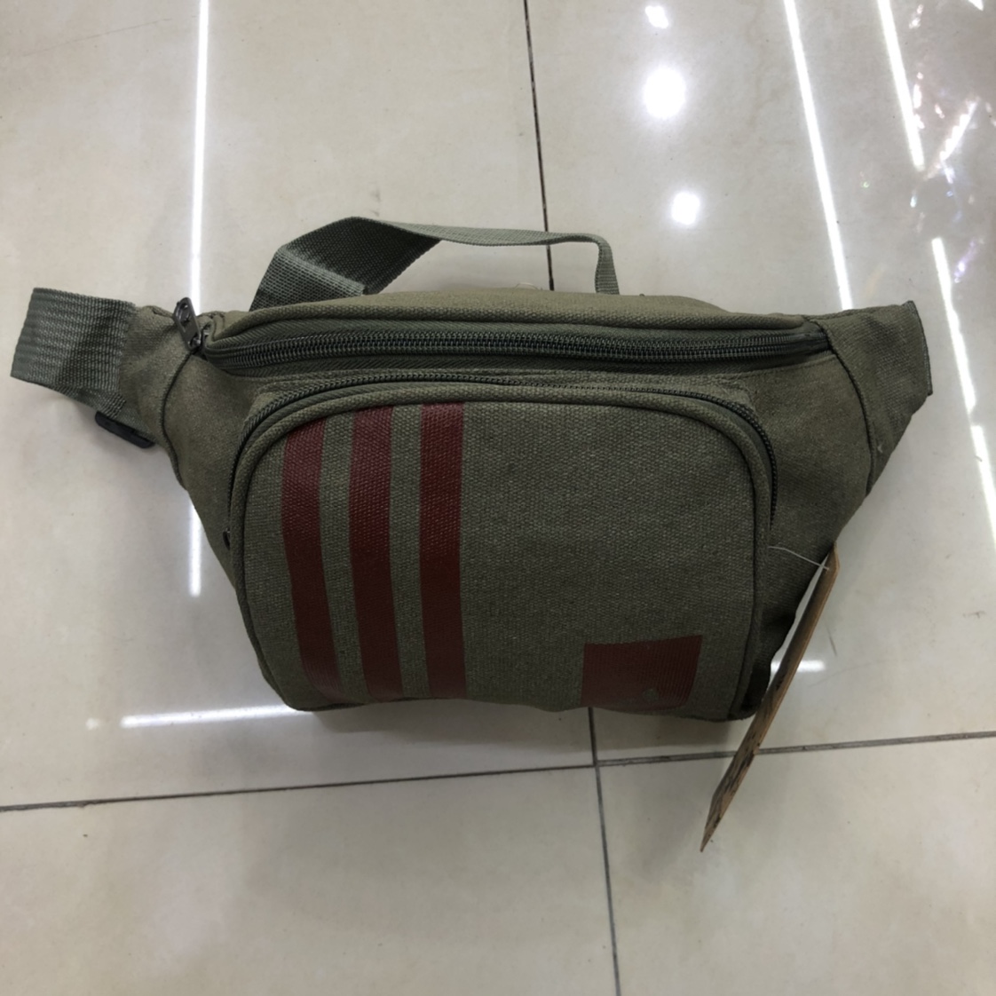 时尚大牌腰包拼接休闲运动图