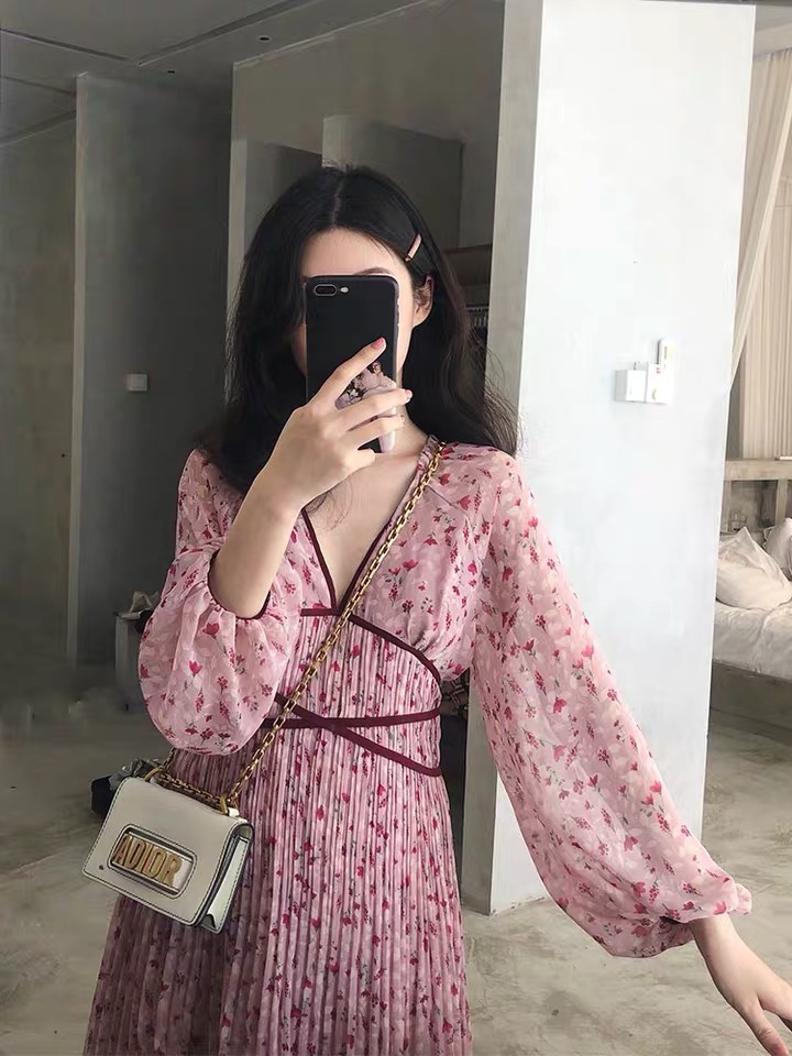 A high-waisted dress with a cool and mature, retro and light mature floral pattern Specification image