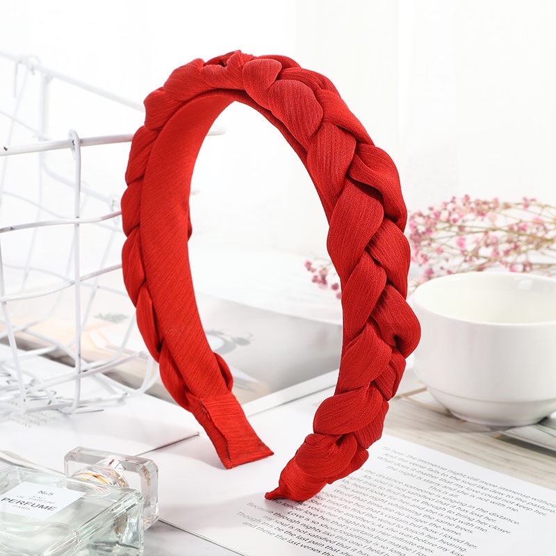 The New Air Wrinkle Fashion Creative Twist Braid Hair Band Korea Solid Color All-In-One Fabric Headband Headdress Application Scenario