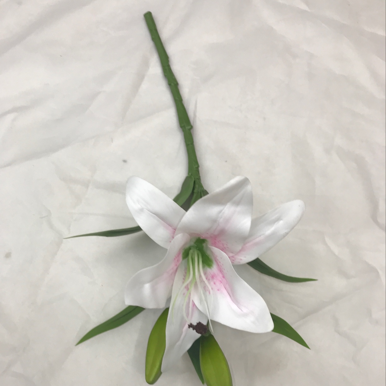 Three short-stemmed lilies Specification image
