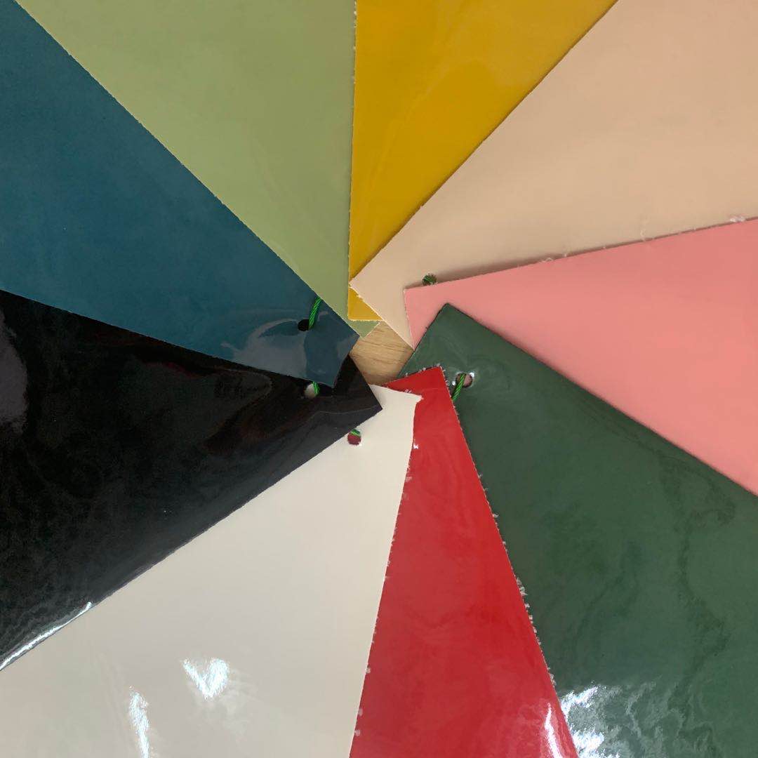 Water-based environmentally friendly PU mirror leather elastic sole for luggage, clothing and automotive materials