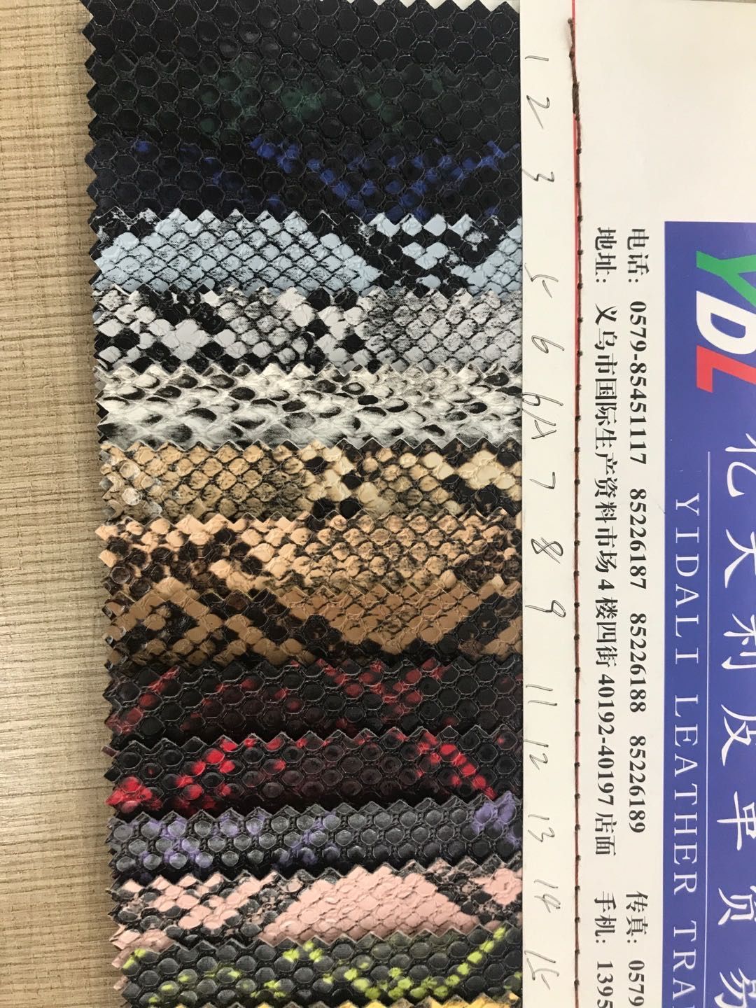 厂家直销热销PU现货高中低档箱包沙发鞋材面料K239蛇纹详情图2