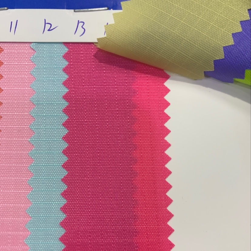 Factory direct sales of the best-selling new 210D three-section checkered fabric. Large stock of high, medium and low-end luggage, sofa, shoe materials and fabric in No. 13 color details Picture