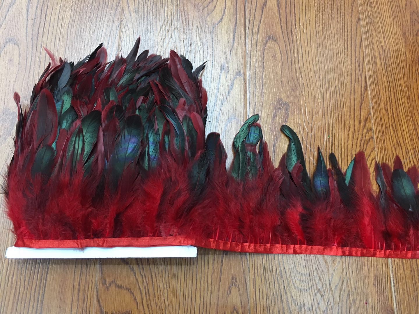 咏毛花边彩色款，羽毛长度10一15cm，4.5元一米，10米一包，有1400支羽毛，有14个颜色现货，任你选择。白底实物图