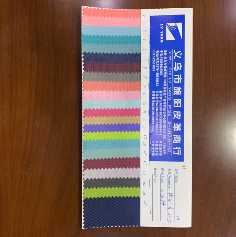 Factory direct sales of the best-selling new 210D three-section checkered fabric. Large stock of high, medium and low-end luggage, sofa, shoe materials and fabric in No. 4 color