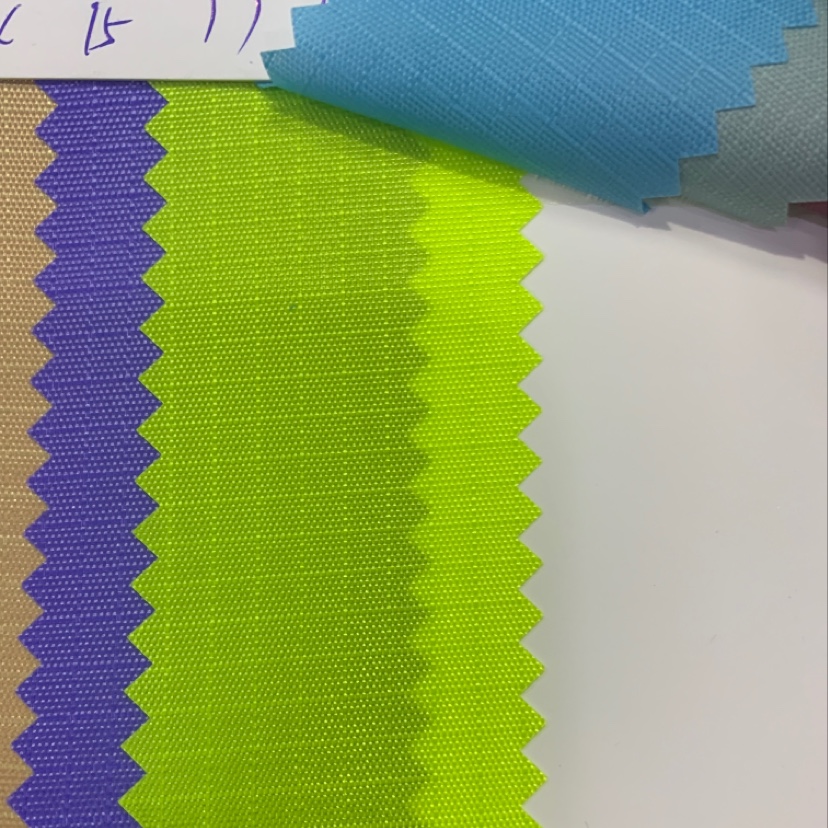 Factory direct sales of the best-selling new 210D three-section checkered fabric. Large stock of high, medium and low-end luggage, sofa, shoe materials and fabric in 17 # color details Picture
