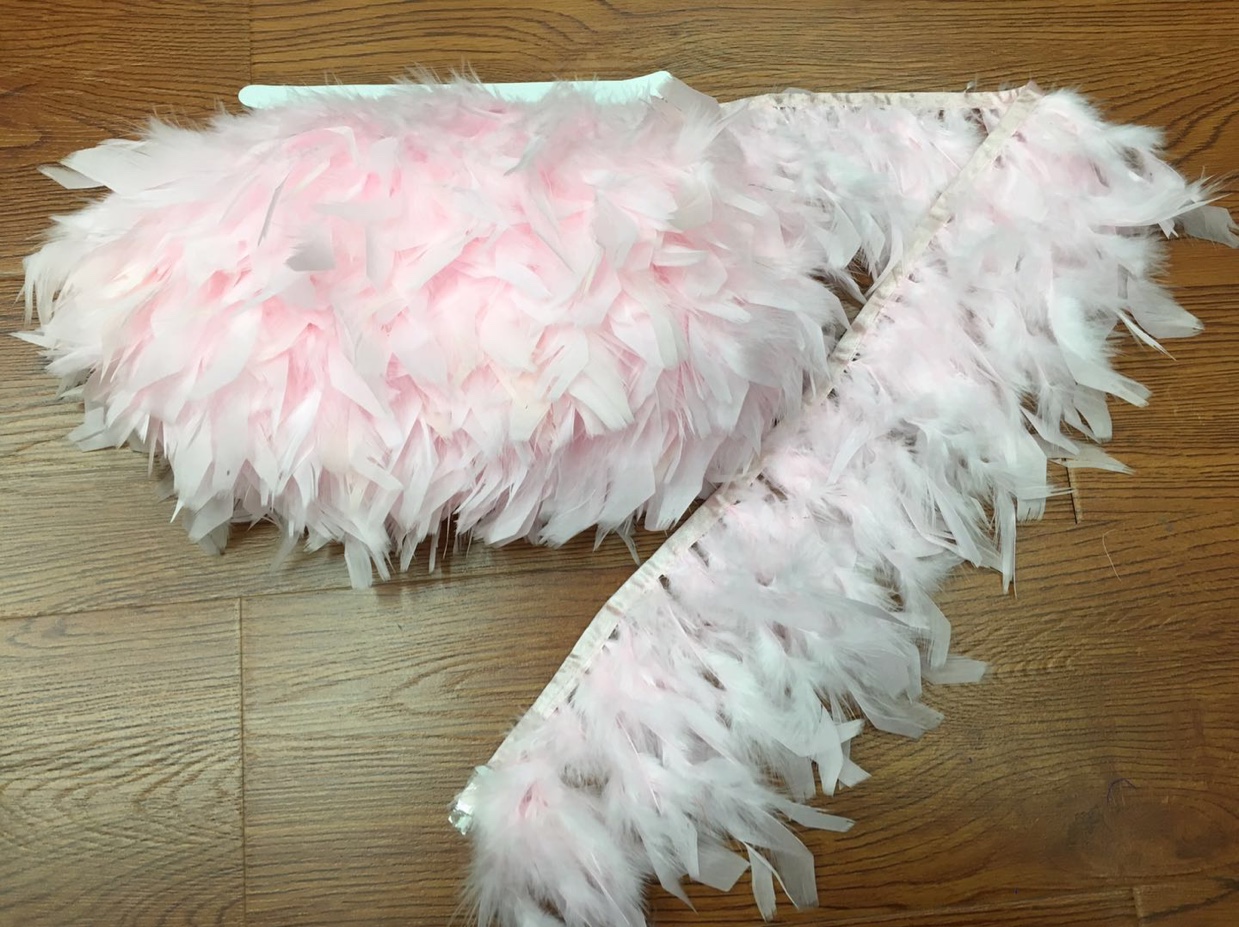 粉色火片花边：羽毛长度：13一18cm长，4元一米，10米1包，40款颜色现货，任你选择。