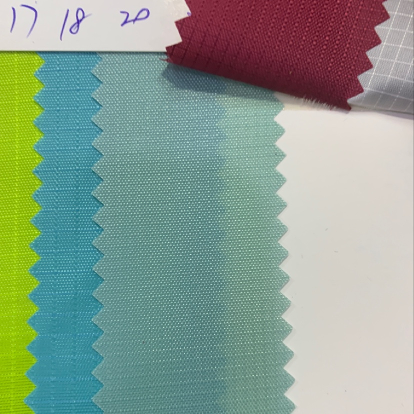 Factory direct sales of the best-selling new 210D three-section checkered fabric. Large stock of high, medium and low-end luggage, sofa, shoe materials and fabric in 20 # color details Picture