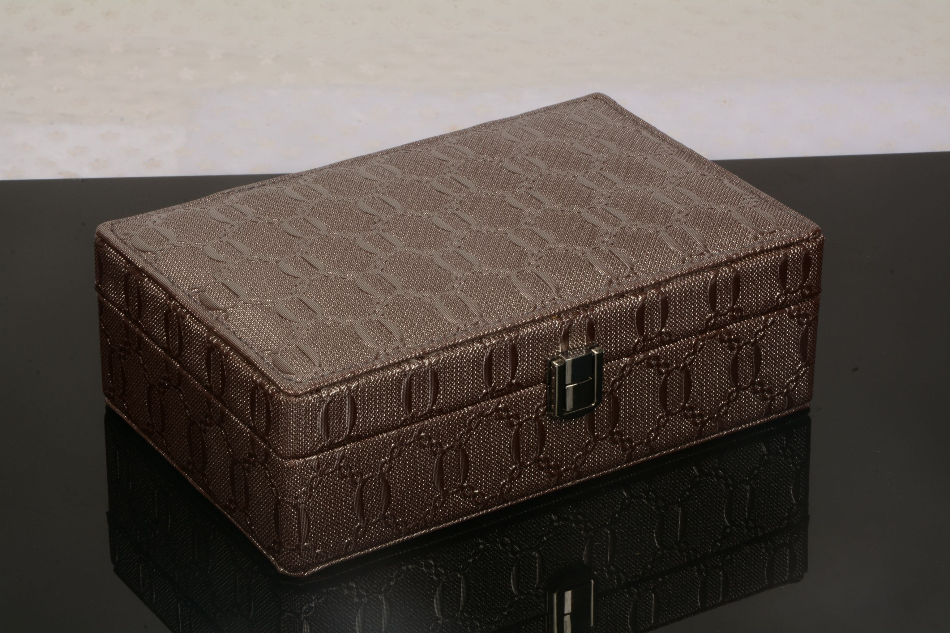 The brown color of the jewelry box is optional