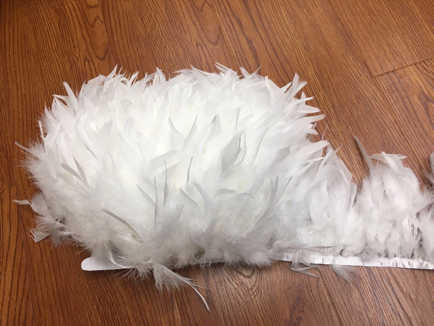 白色火片花边：羽毛长度：13一18cm长，4元一米，10米1包，40款颜色现货，任你选择。白底实物图