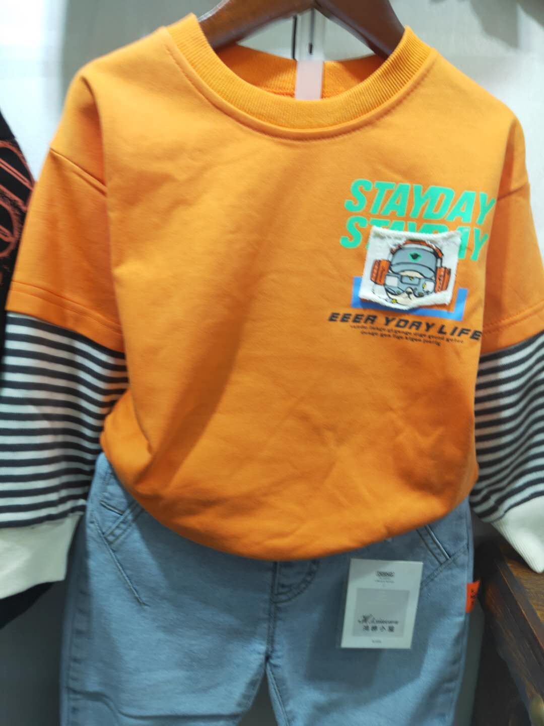 橘色抽肩袖卫衣
