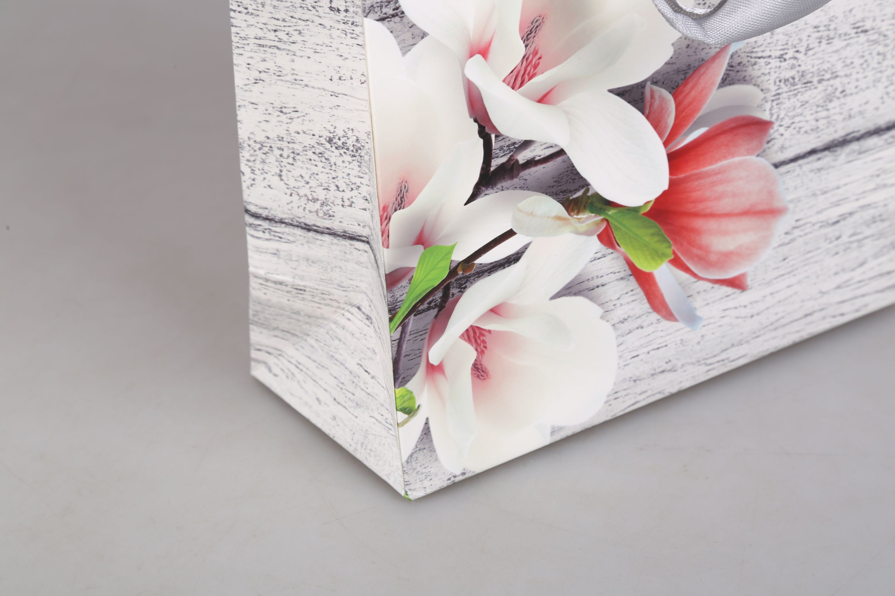Factory direct sales and customized LOGO packaging bags for Valentine's Day series gift bags detail image 5