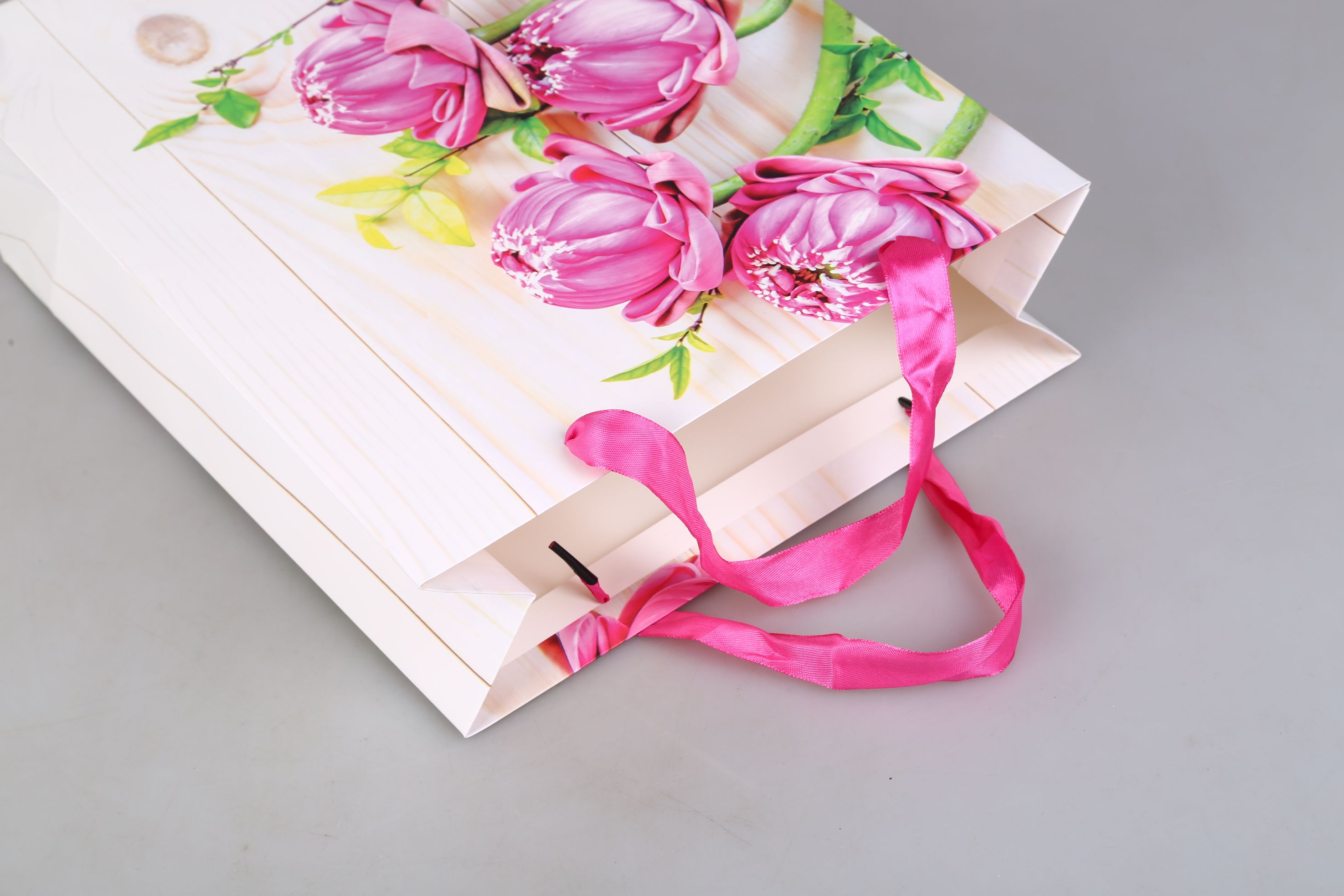 Factory direct sales and customized LOGO packaging bags for Valentine's Day series gift bags detail image 10