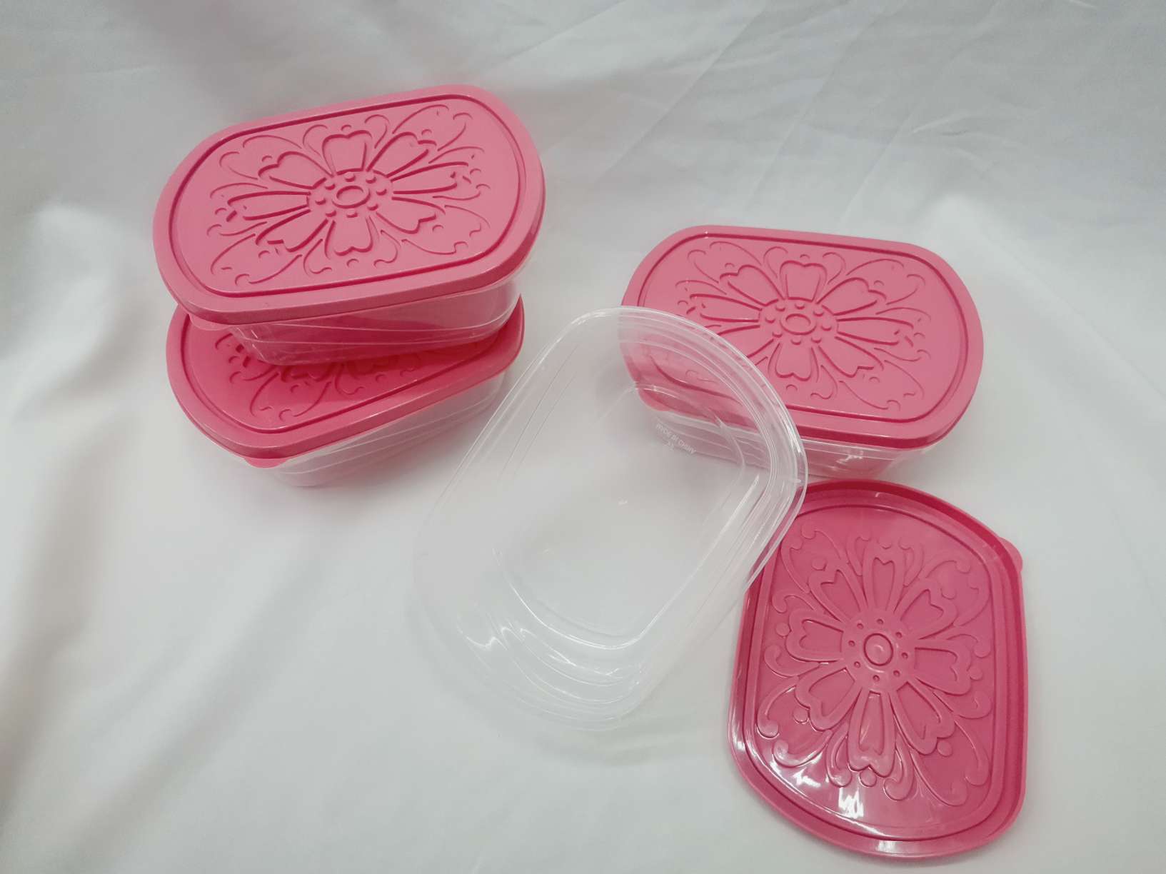The tupperware is the same size as four containers of 786 182
