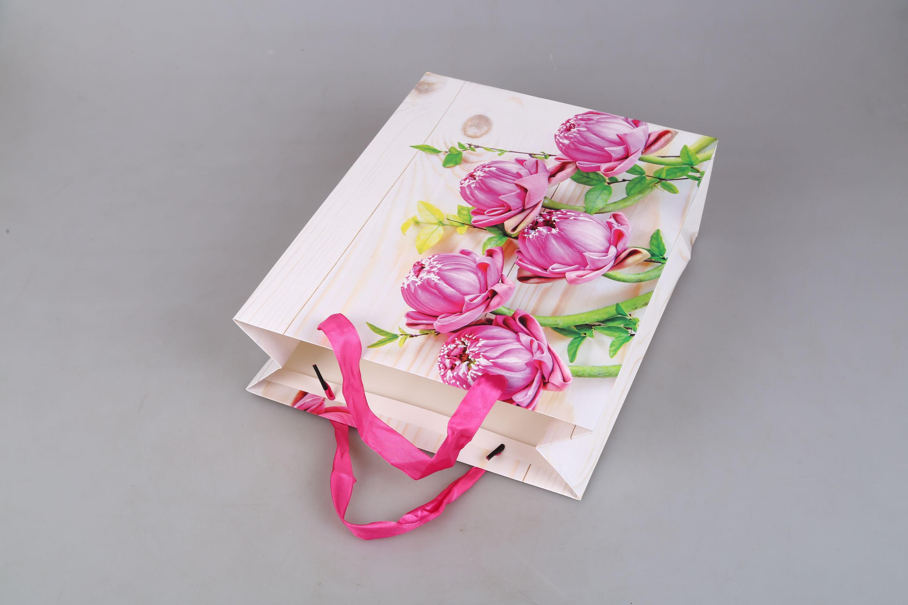 Factory direct sales and customized LOGO packaging bags for Valentine's Day series gift bags detail image 8
