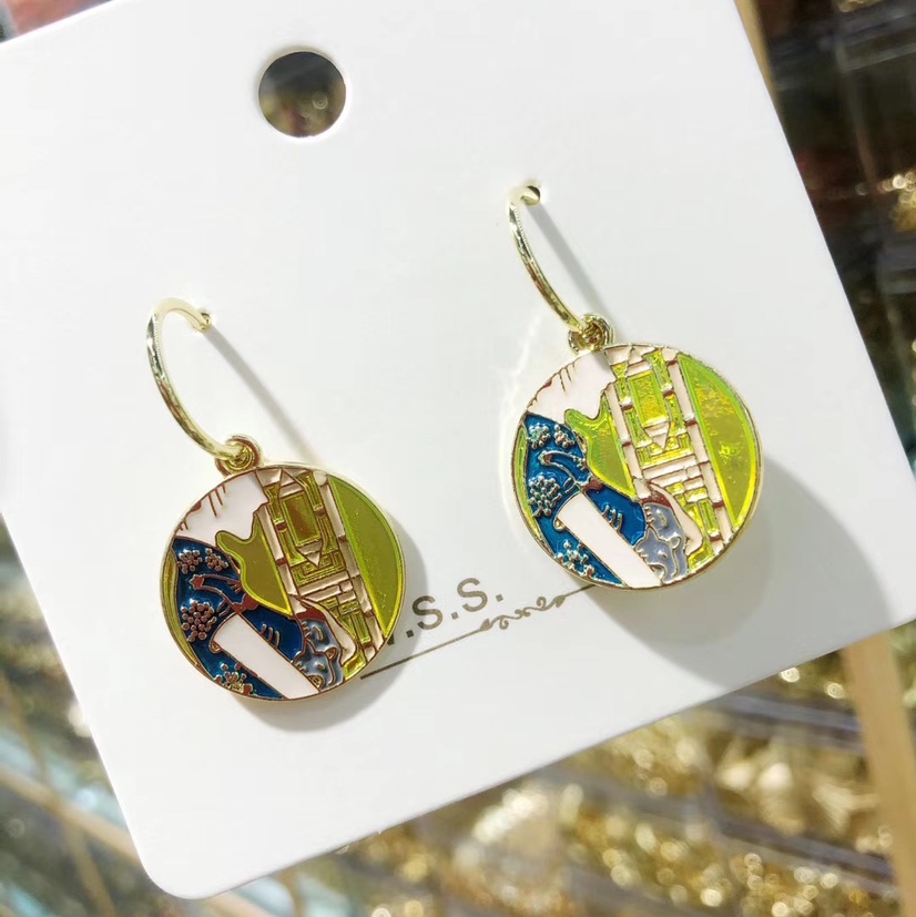 A retro beauty with oil-dripping earrings
