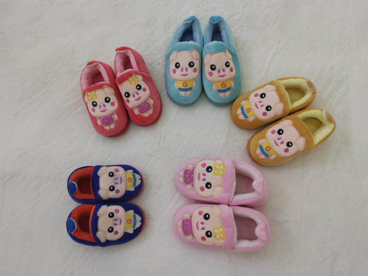 Put on small cotton shoes