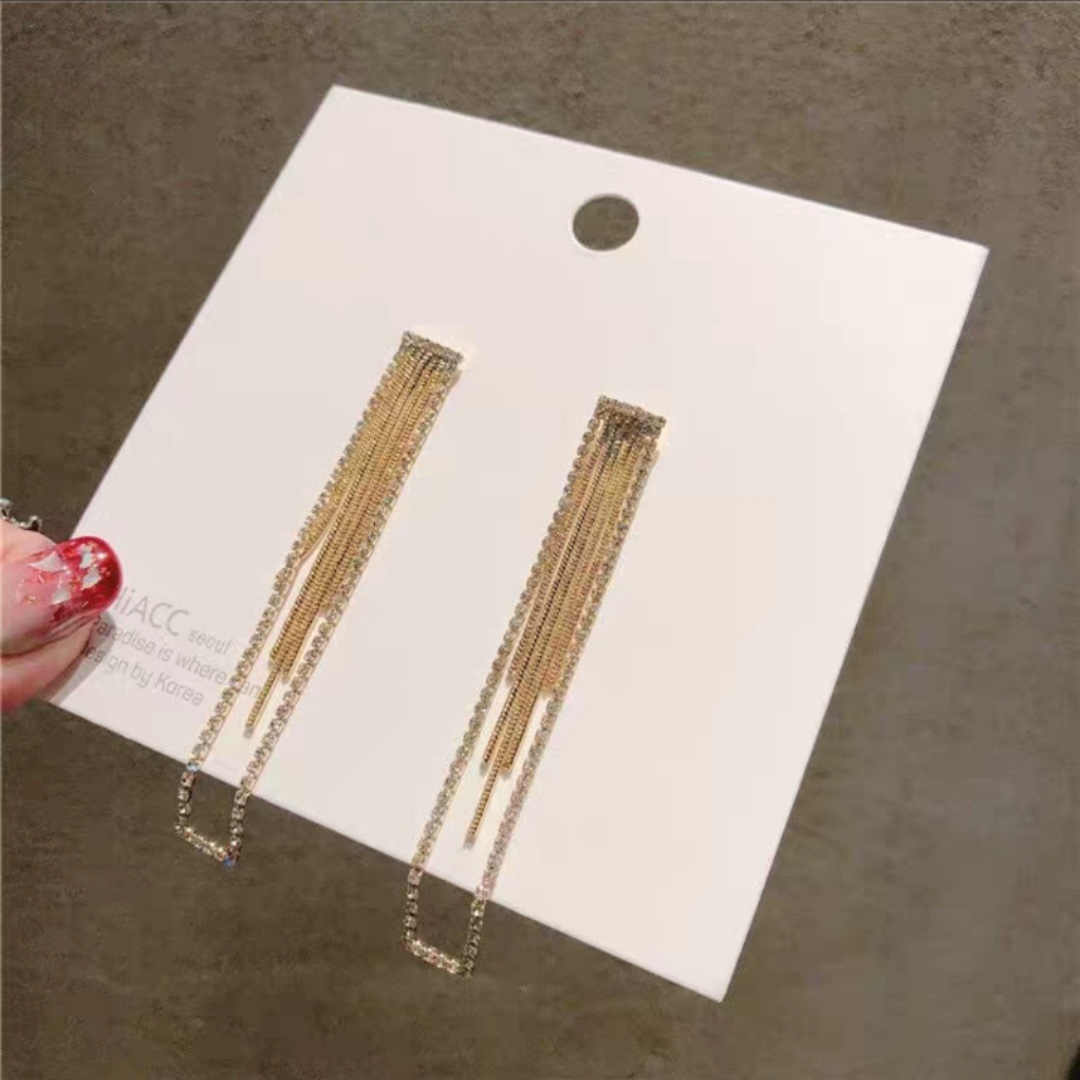 Trendy earrings, earrings and accessories of the same style as those live-streamed by Internet celebrities