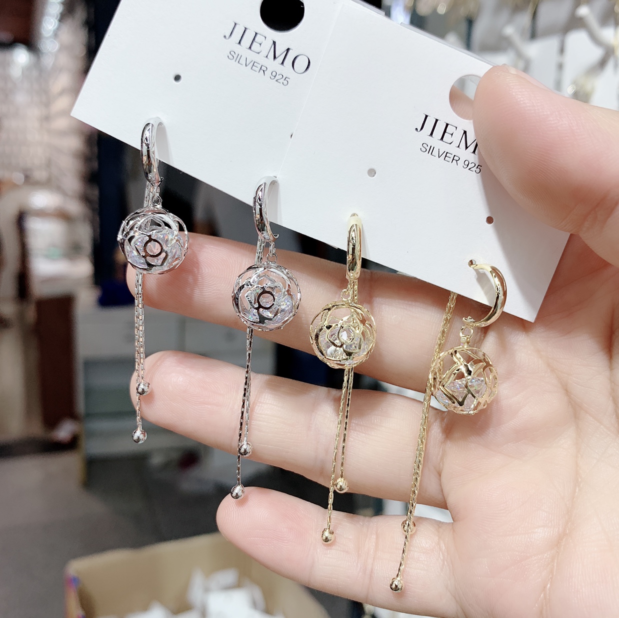 Tassel double-ear global ball