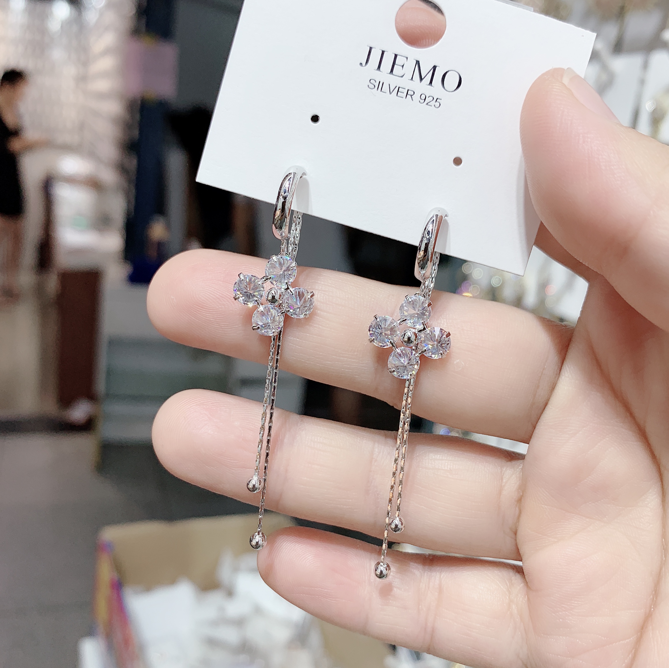 Two four-leaf clover tassel earrings details Picture