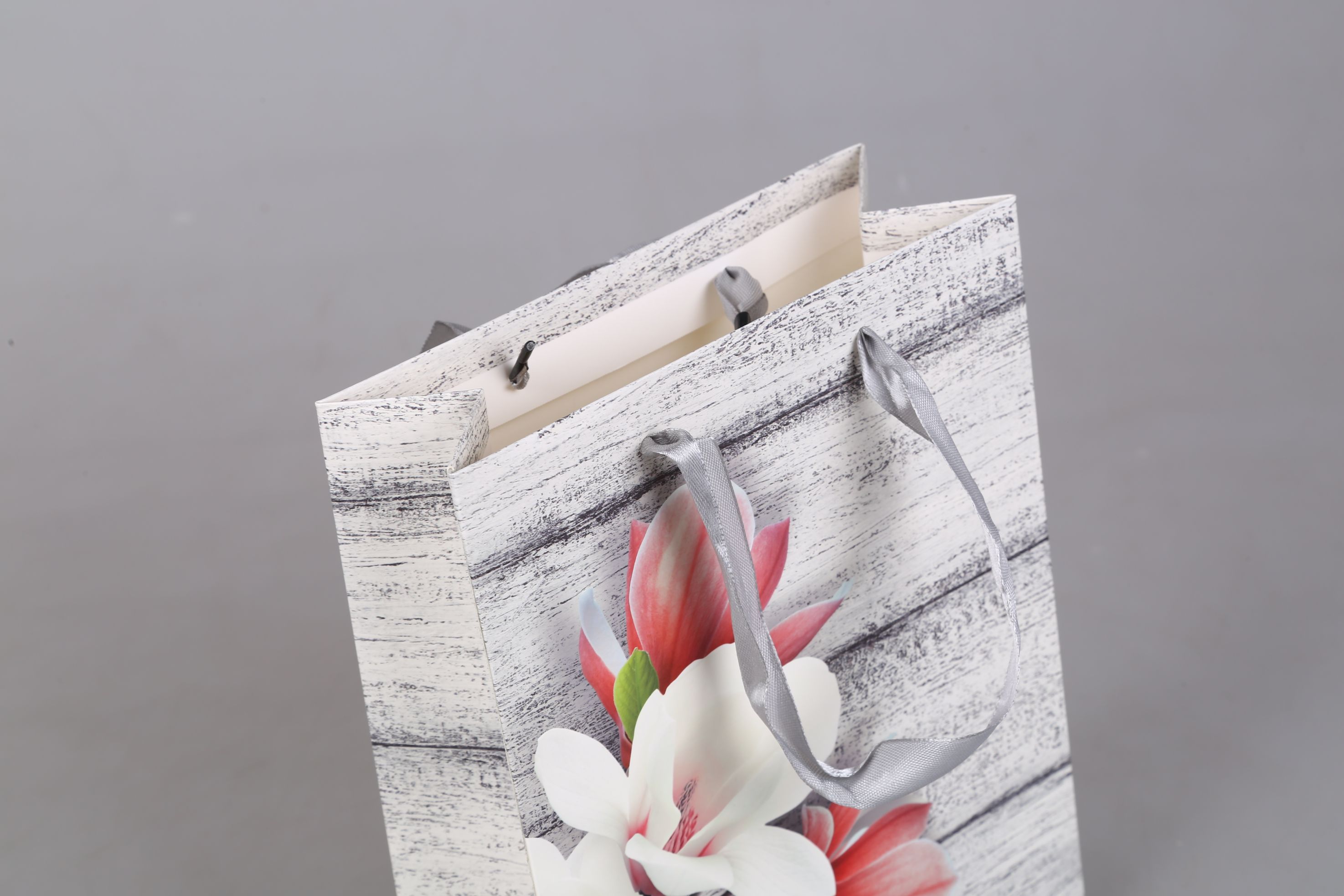 Factory direct sales and customized LOGO packaging bags for Valentine's Day series gift bags detail image 6