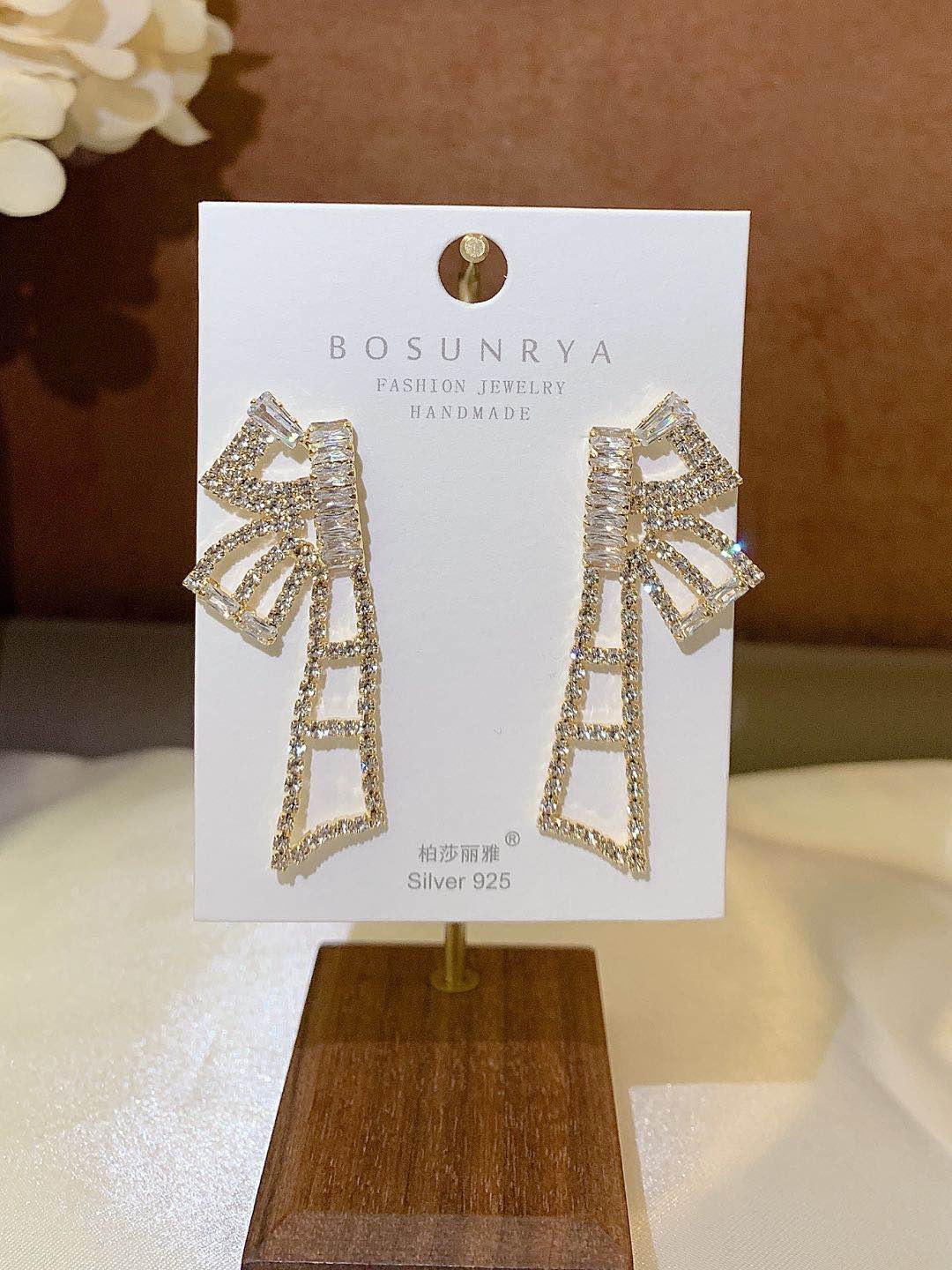 The same style of earrings and accessories as those used in live-streaming by Internet celebrities details Picture