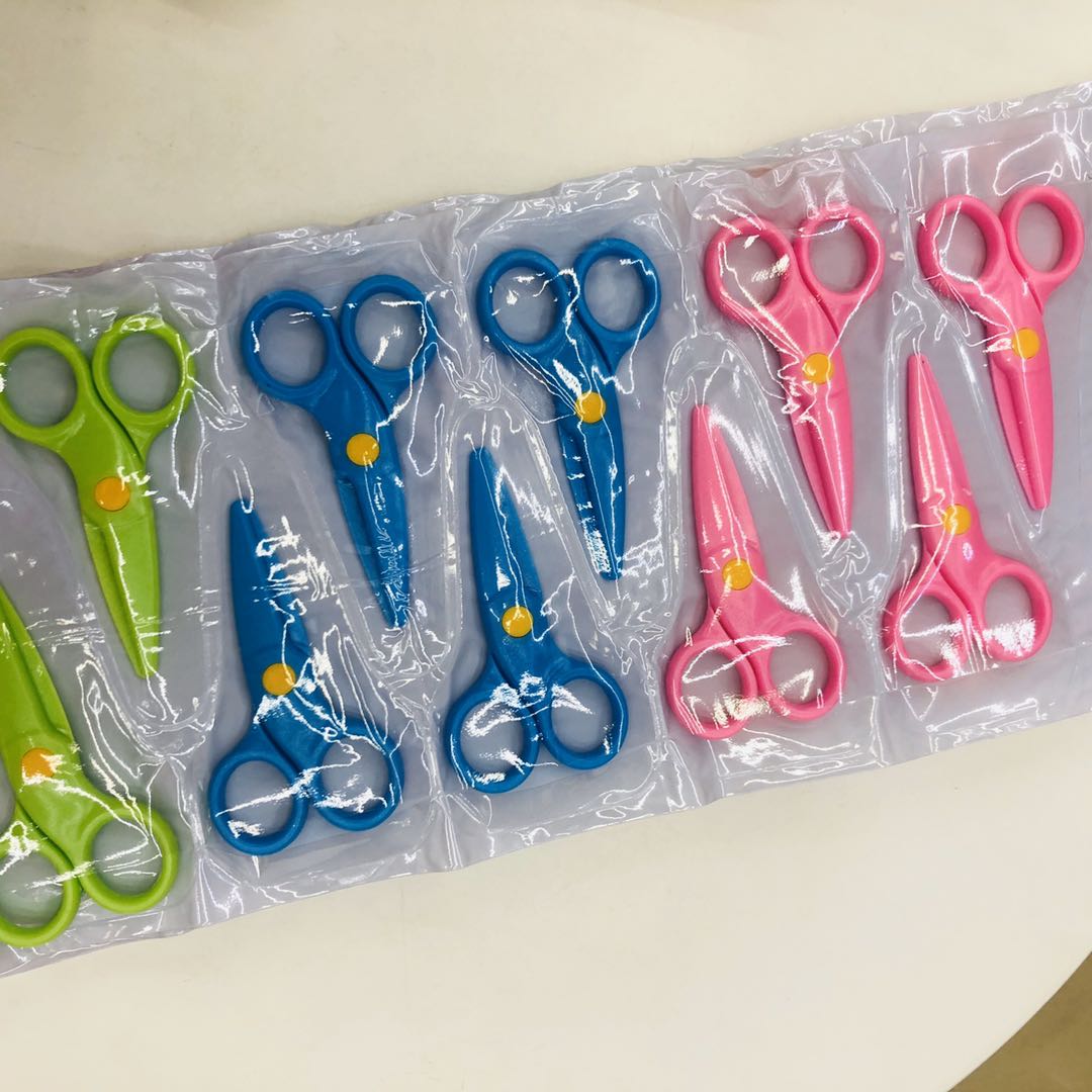 S01 row of bag scissors