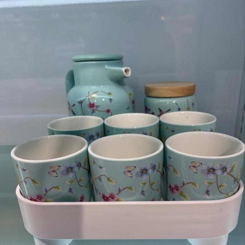 A nine-piece set of small antique and fresh tea sets thumbnail