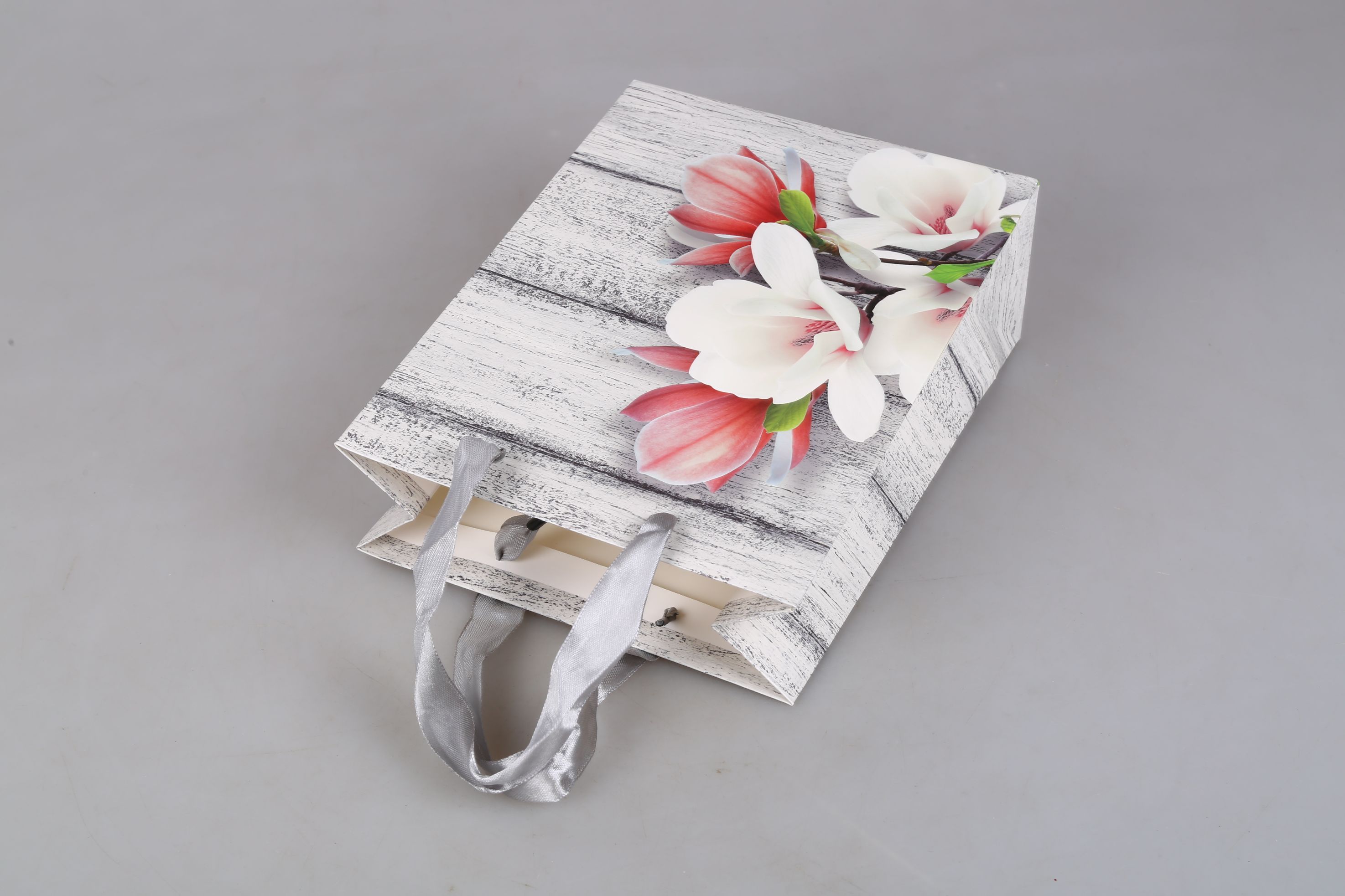 Factory direct sales and customized LOGO packaging bags for Valentine's Day series gift bags detail image 4