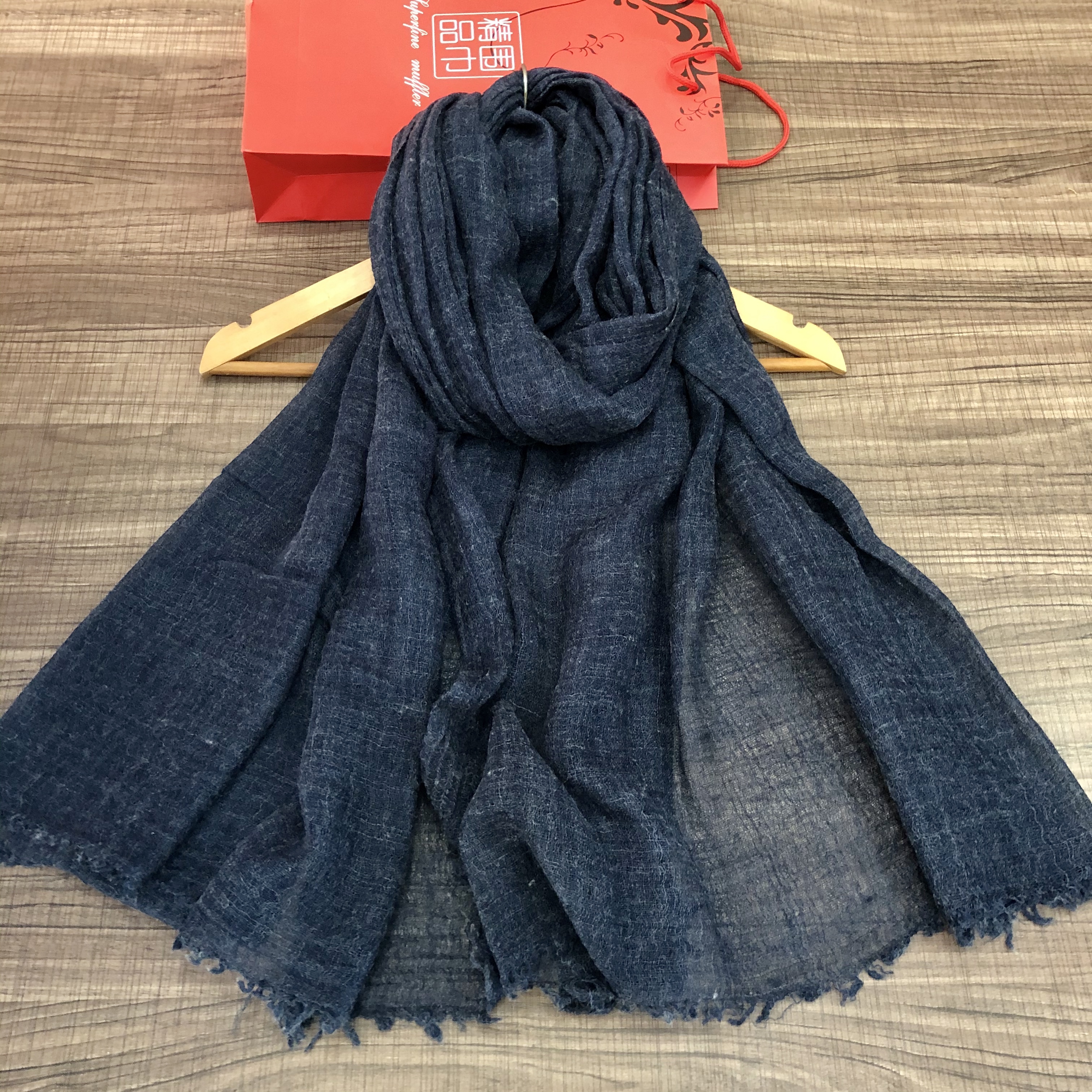 Qiu Dong vogue is recreational cotton hemp scarf, quality is good, color is much. Application Scenario