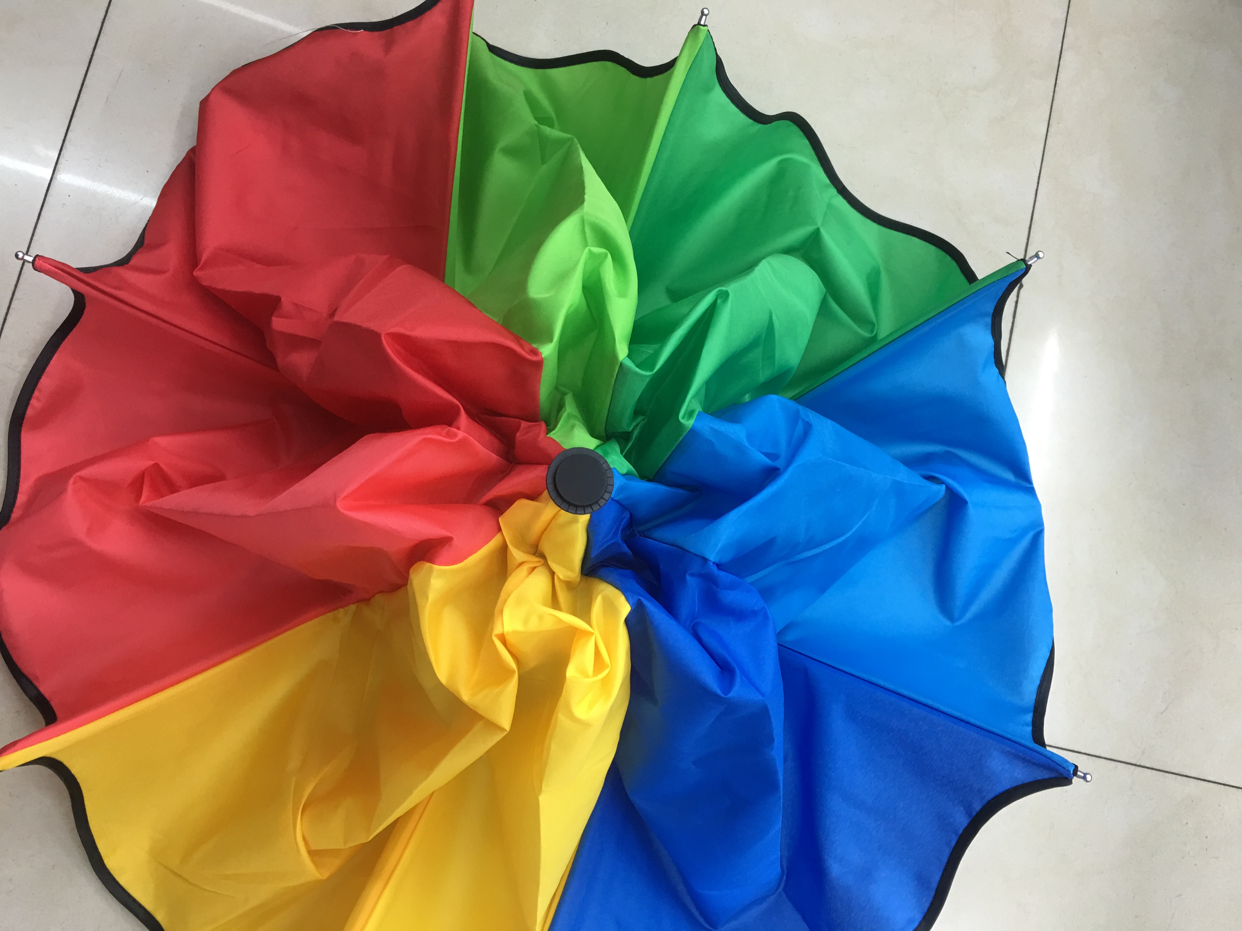 A 55-centimeter ruffled edge touches a rainbow three-fold umbrella details Picture