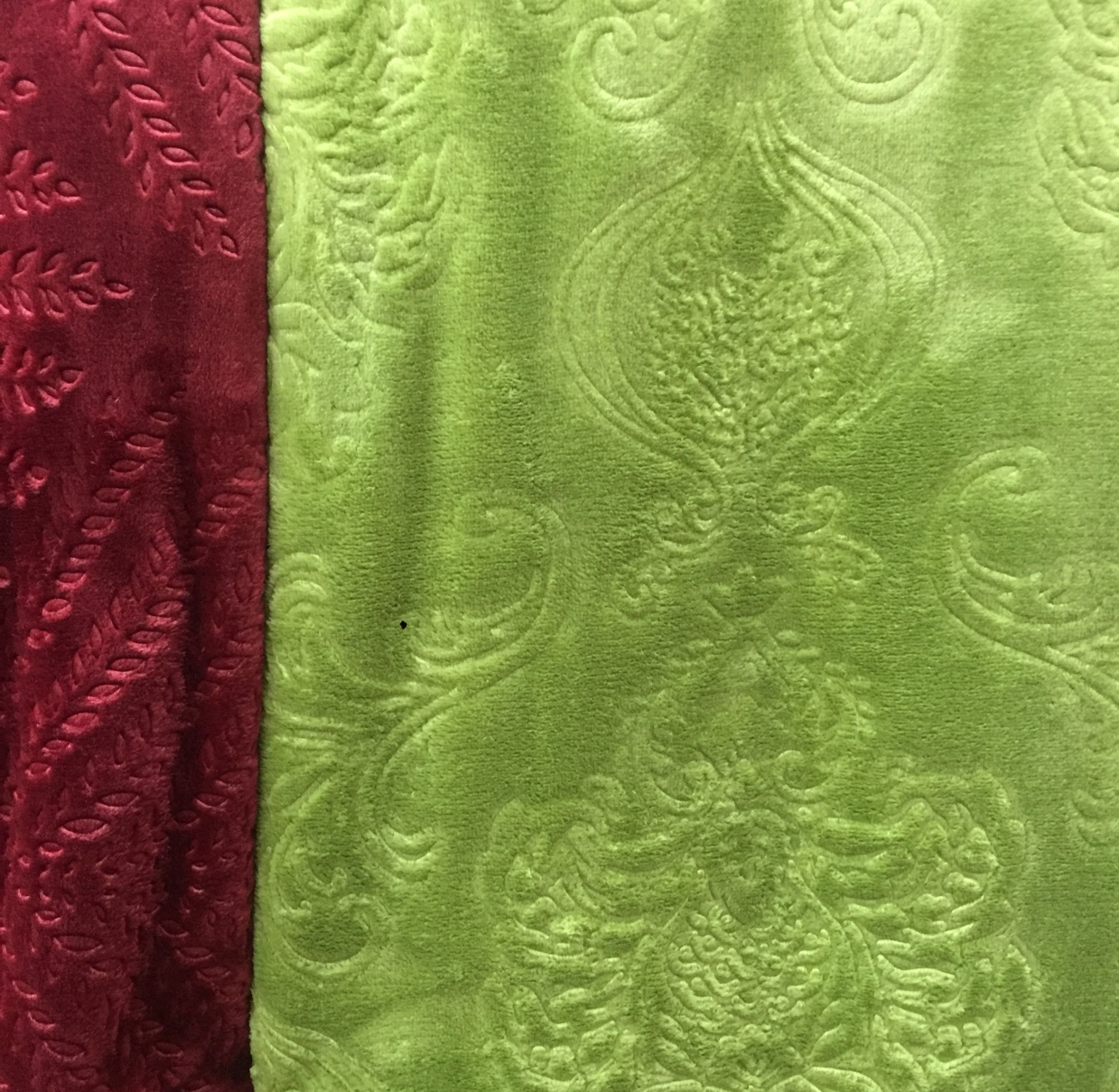 素色压花，180x200Cm颜色搭配很好，价格美丽