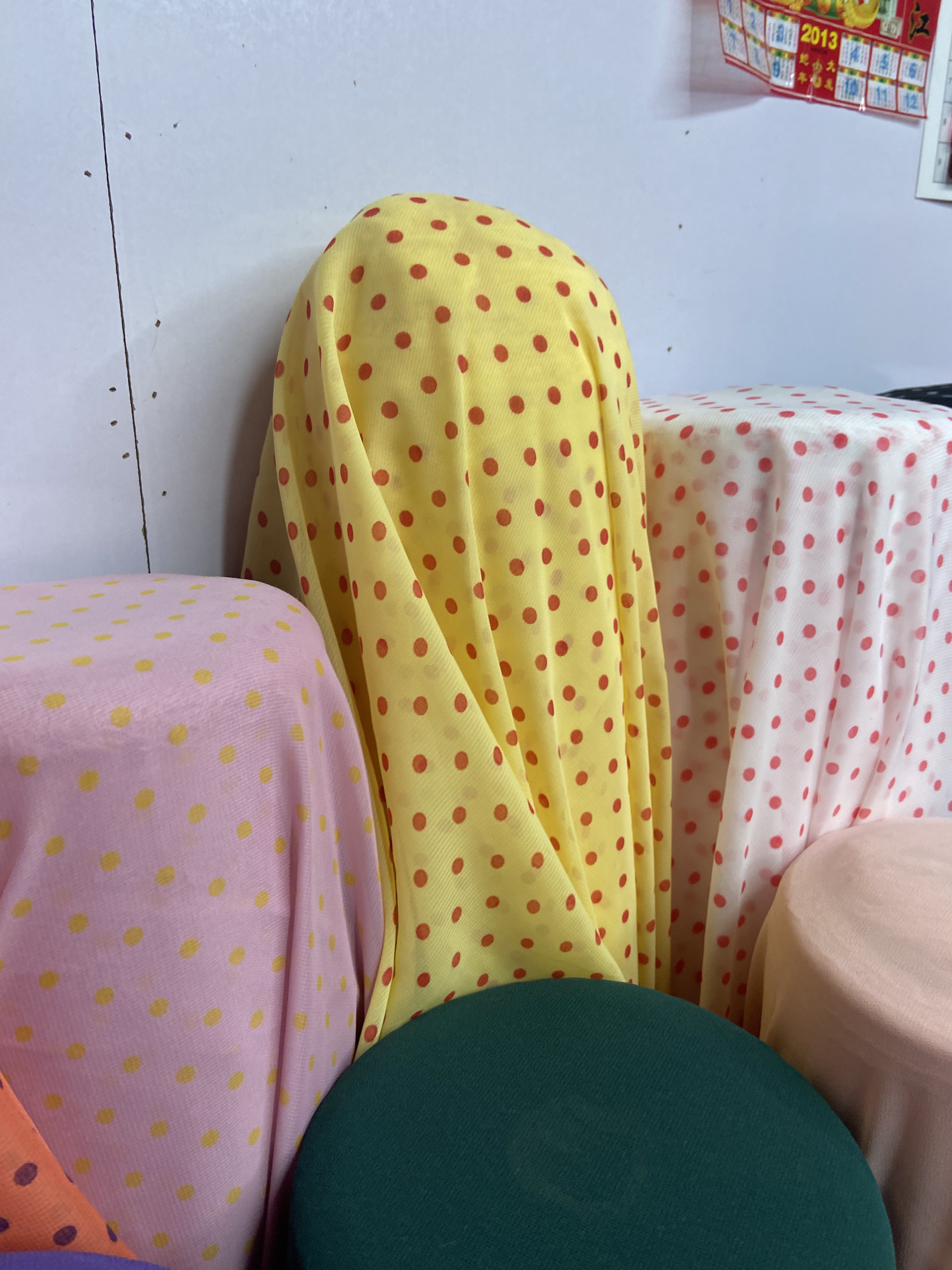 黄色圆点布料高档衬衫连衣裙子服装夏季垂感古装汉服产品图