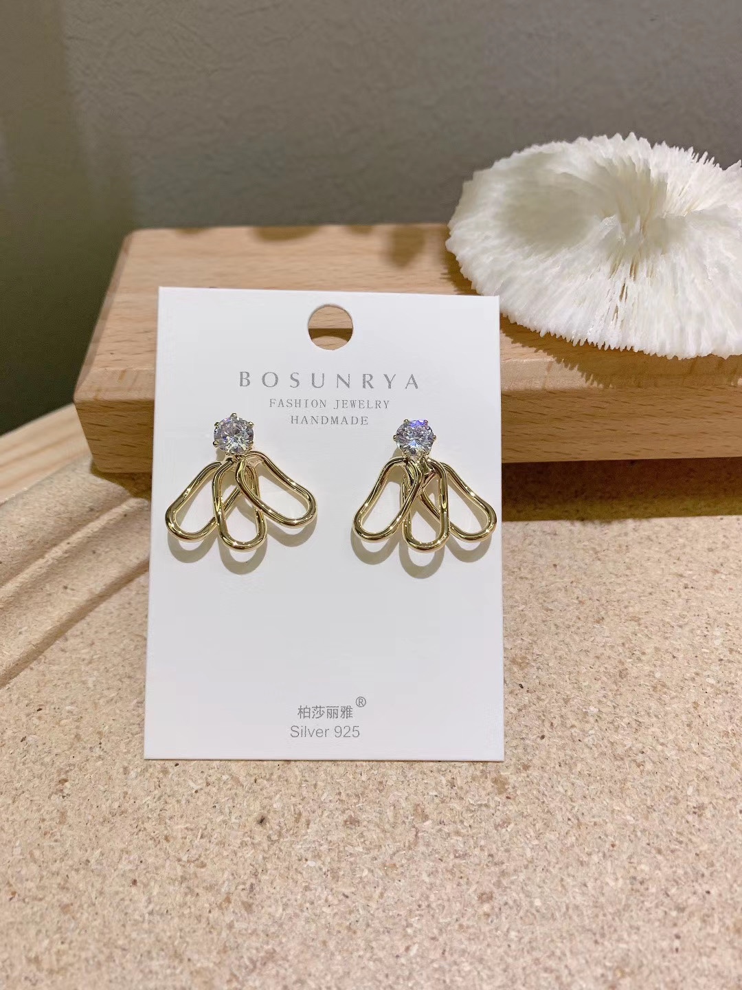 Simple and fashionable stud earrings details Picture